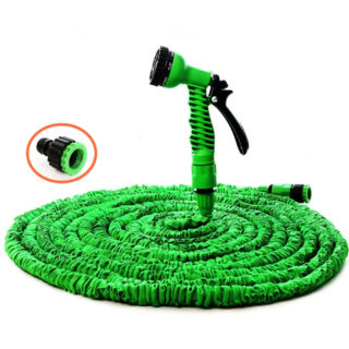 Sur fond blanc on voit un tuyau d'arrosage vert extensible enroulé sur lui-même.