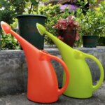 2 arrosoirs (vert et orange)