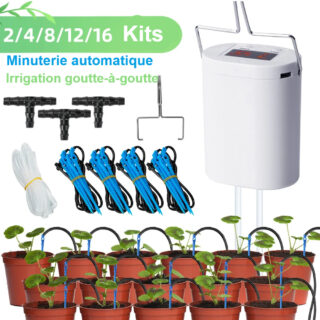 Photo représentant un kit d'arrosage goutte-à-goutte avec minuteur blanc et ses accessoires dont des piquets bleus, un tuyau blanc, des tés noirs et un croche t acier en dessous une série de 11 pots de plantes couleur rouge le tout sur fond blanc