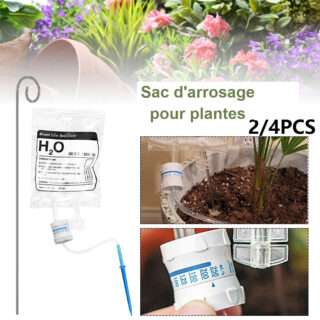 Photo d'un kit d'arrosage automatique sous forme de poche de perfusion dans un pot avec programmateur, à gauche le kit sur fond blanc et au dessus une vue de fleurs