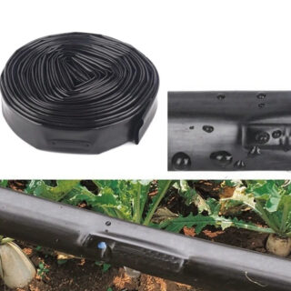 Photo d'un tuyau plat enroulé noir en haut sur la droite le détail du trou du tuyau goutte-à-goutte et en dessous le tuyau déplié et en fonction dans un jardin, le tout sur fond blanc