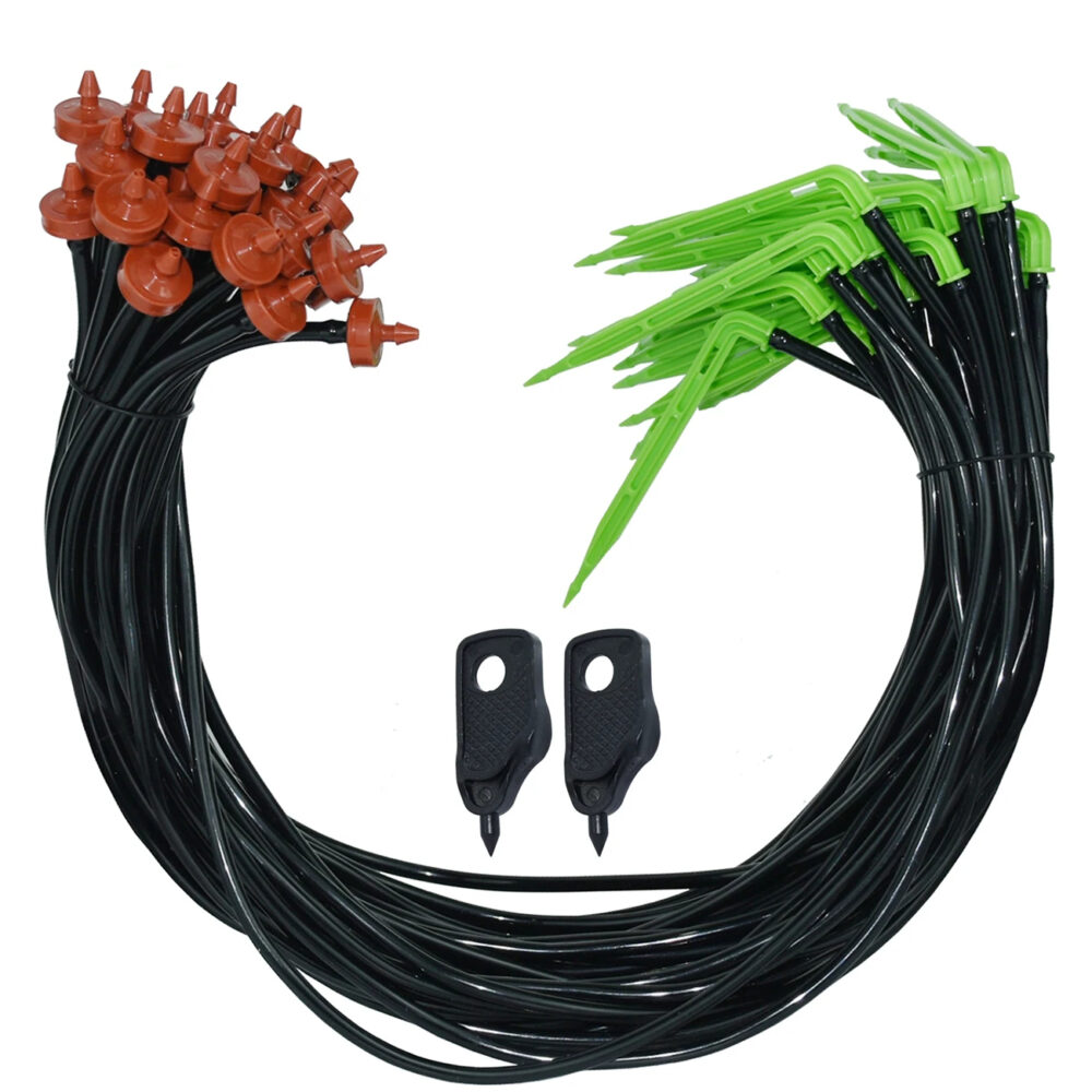 Photo d'un kit d'arrosage goutte-à-goutte comprenant 50 unités de tuyau de 20 cm noir avec flèches coudées vertes et goutteurs rouges à débit 2L/H, deux perforeuses noires le tout sur fond blanc