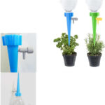 Photo d'un système d'arrosage goutte-à-goutte dans des pots de fleurs l'un vert l'autre bleu et à gauche de la photo deux miniatures avec le pic bleu et son robinet puis le même tête en haut vissé sur une bouteille transparente le tout sur fond blanc