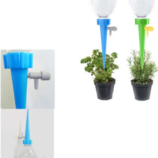 Photo d'un système d'arrosage goutte-à-goutte dans des pots de fleurs l'un vert l'autre bleu et à gauche de la photo deux miniatures avec le pic bleu et son robinet puis le même tête en haut vissé sur une bouteille transparente le tout sur fond blanc