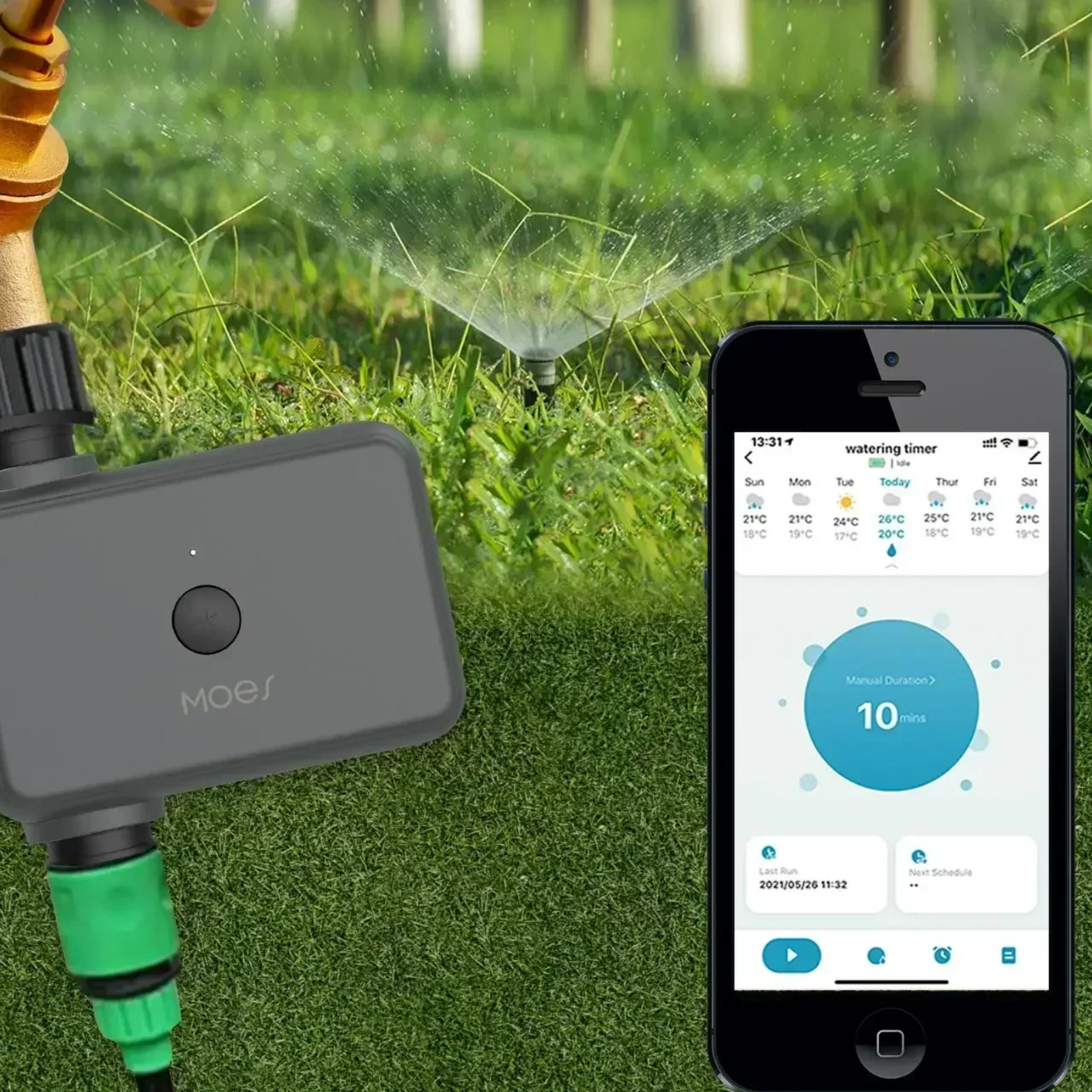 Programmateur d'arrosage automatique relié à un tuyau avec un téléphone à côté.