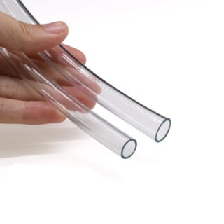 Tuyau transparent tenu par une main