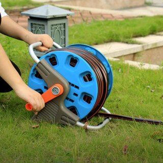 Dévidoir de tuyau d'arrosage bleu avec une poignée orange et un tuyau noir