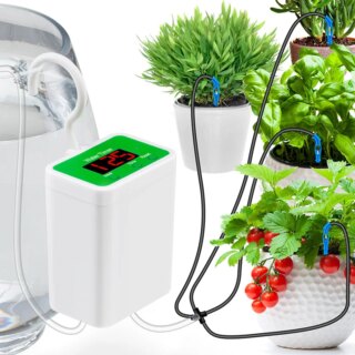 Photo d'un kit d'arrosage automatique à minuterie intelligente blanche et verte branchée sur un réservoir d'eau d'un côté et des pots blancs de plantes et fruits de l'autre, le tout sur fond blanc