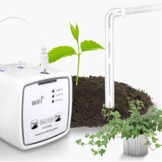 Photo d'un kit d'arrosage goutte-à-goutte intelligent avec wifi blanc montrant un e plante en pot, un goutteur coudé, un peu de terre avec une plante dessus le tout sur fond blanc