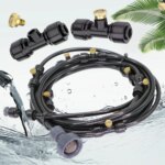 Photo représentant un kit de brumisation tuyau noir enroulé et buses intégrées en laiton, connecteur de robinet , en bas à gauche un robinet d'eau ouvert et en haut deux raccords dont une buse dur raccord et l'autre dévissée le tout sur fond blanc