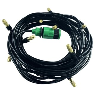 Photo d'un kit de brumisation tout en un avec tuyau noir enroulé, buses en cuivre et connecteur de robinet vert le tout sur un fond blanc
