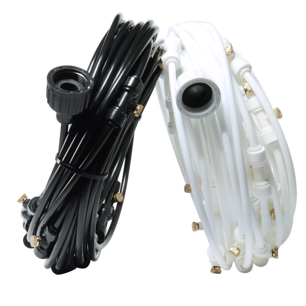 Photo représentant deux tuyaux enroulés et debout, un noir et un blanc pour avec des buses dorées en laiton sur toute la longueur, avec un raccord pour robinet au bout, le tout sur un fond blanc