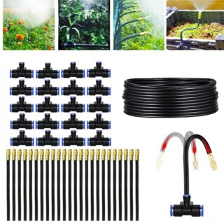Photo représentant de haut en bas : quatre miniatures d'exemple de brumisation avec buses longues dans des jardins, des raccords en Té noirs et bleus, un rouleau de tuyau noir, en bas de nombreuses buses longues et droites noires à tête dorée et une dernière dans un connecteur montrant les courbures et positions possibles de ladite buse, le tout sur un fond blanc