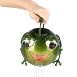 Mini arrosoir en forme de grenouille tenu par quelqu'un.