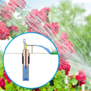 Pompe à eau de puits dans les fleurs avec un jet d'eau