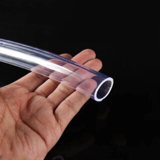 Tuyau transparent dans une main