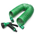 Sur fond blanc, on voit un tuyau d'arrosage vert extensible avec le pistolet assorti.