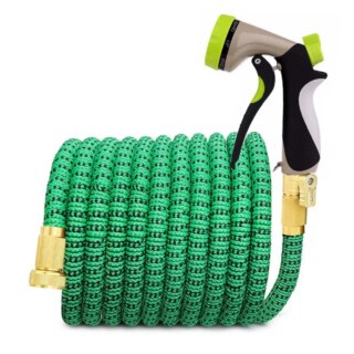 On voit un tuyau d'arrosage extensible vert avec un embout pistolet.