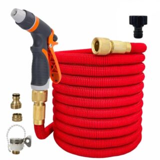 Sur fond blanc, on voit un tuyau d'arrosage extensible rouge avec tous ses accessoires.