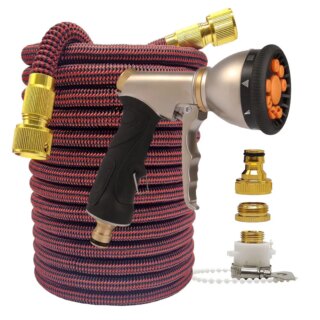 Sur fond blanc, on voit un tuyau d'arrosage rouge et noir avec un pistolet en caoutchouc et en zinc multifonction. Tous les accessoires sont présentés avec.
