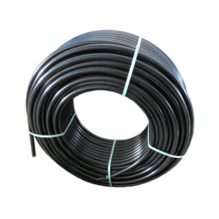 Photo d'un rouleau de tuyau d'arrosage noir fermé par quatre liens bleus le tout sur fond blanc