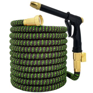 On voit un tuyau d'arrosage noir et vert avec une lance d'arrosage.