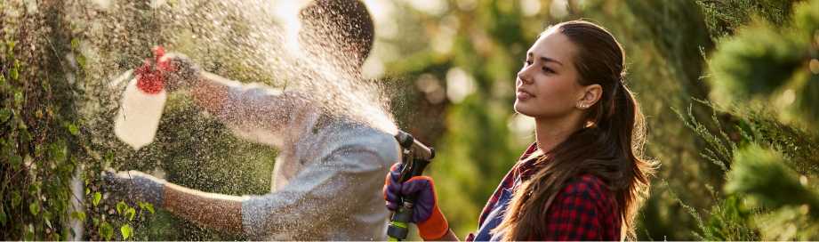 Couple qui arrose le jardin