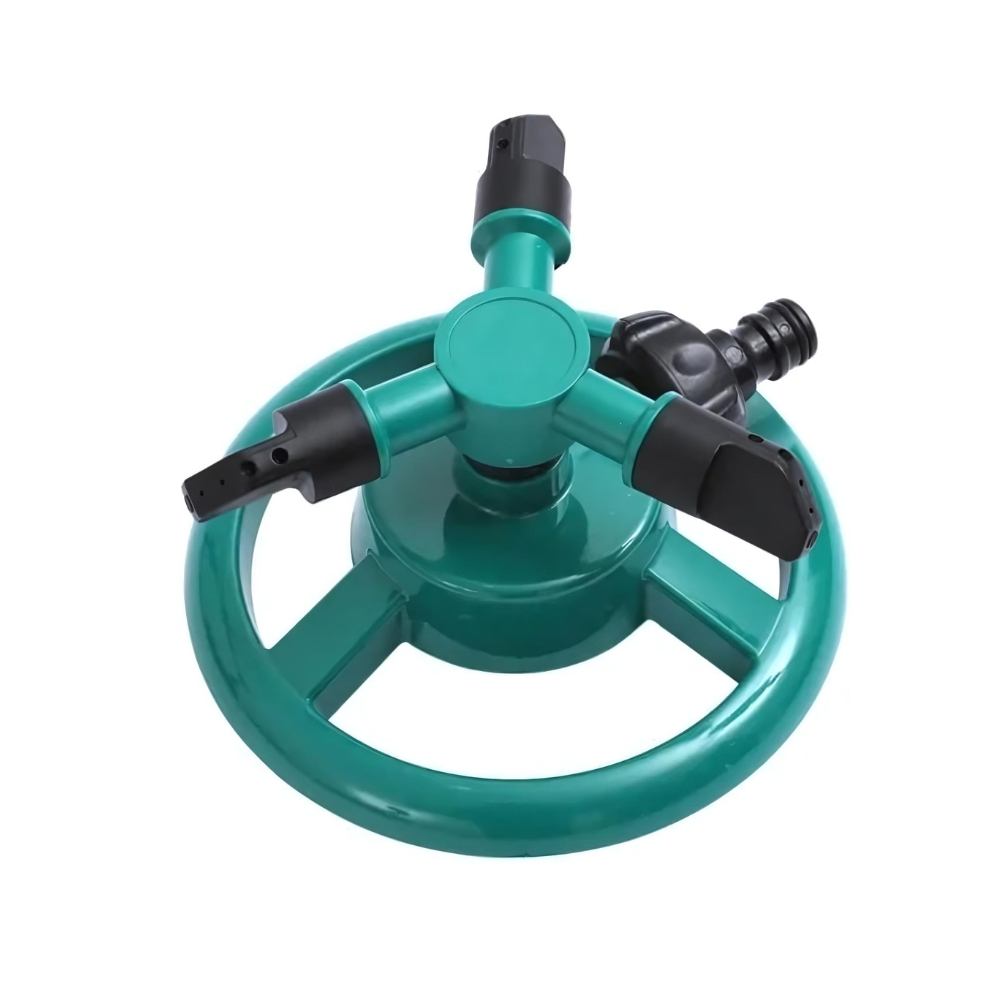 Arroseur de jardin circulaire et rotatif Arroseur de jardin circulaire er rotatif de couleur verte avec trois buses d'arrosage. Sur fond blanc.