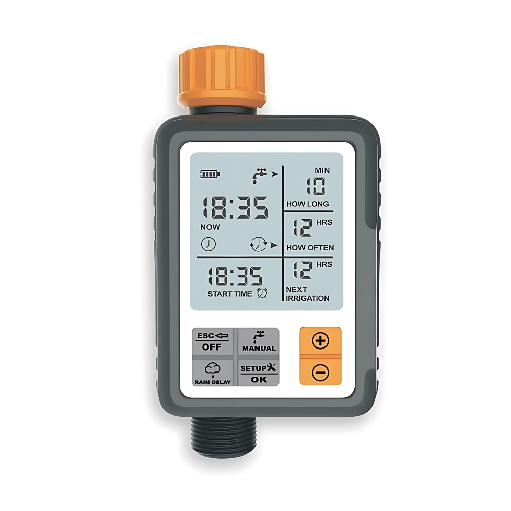 Programmateur arrosage automatique avec écran LCD Programmateur d'arrosage automatique avec écran LCD. Le boitier est gris et orange. Les boutons sont gris clair et orange sur la partie basse du boitier. De forme rectangulaire avec une sortie au-dessus et une sortie en dessous. Sur fond blanc.